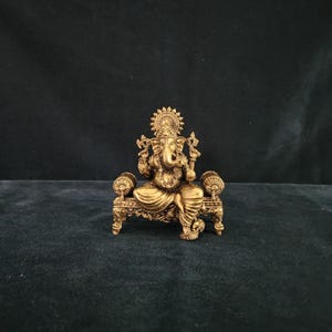 Posąg Ganesha | 4-calowy posąg Ganapati | Mosiężny Singhasana Ganesha | Diwali Puja | Prezent na parapetówkę | Bóg nowego początku | Powodzenia