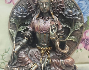 Staand Tara-standbeeld: Tibetaans boeddhistische godin, redder van succes