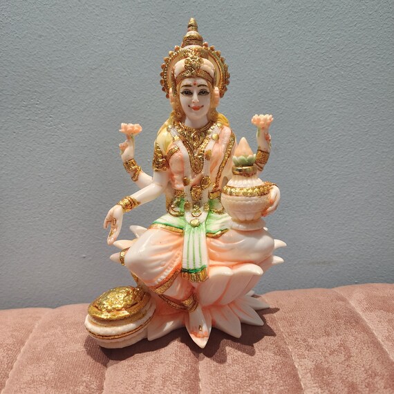 ラクシュミ像：7インチのヒンドゥー教の富の女神、ディワリ祭の祭壇