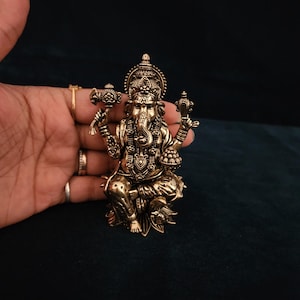 Posąg Ganesha | 4-calowy posąg Ganapati | Mosiężny lotos siedzący na Ganesha | Diwali Puja | Prezent na parapetówkę | Bóg nowego początku | Powodzenia