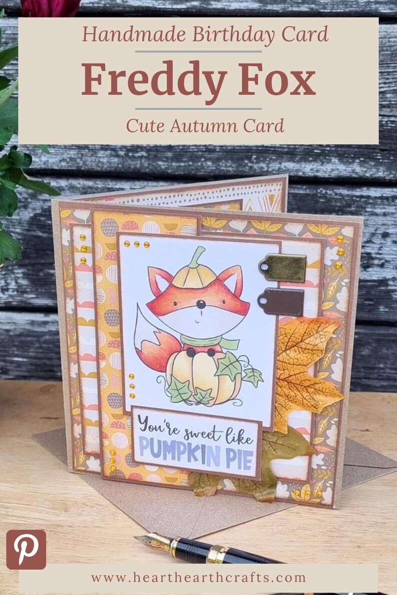 Peut inclure: Une carte d'anniversaire faite &agrave; la main repr&eacute;sentant un renard de dessin anim&eacute; portant un chapeau citrouille et assis sur une citrouille. La carte porte l'inscription 'You're sweet like PUMPKIN PIE' et est orn&eacute;e de papier &agrave; motifs, de petites &eacute;tiquettes en m&eacute;tal et d'une grande feuille d'automne en tissu.