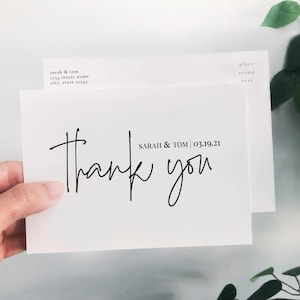 Laura | Eenvoudige bruiloft Dank u postkaart met retouradres en gepersonaliseerde boodschap, afgedrukt op witte cardstock
