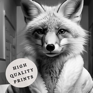 Puede incluir: Retrato en blanco y negro de un zorro con pelaje detallado y ojos expresivos. El zorro lleva un collar blanco y esponjoso. Un gr&aacute;fico circular con el texto "HIGH QUALITY PRINTS" est&aacute; en primer plano.