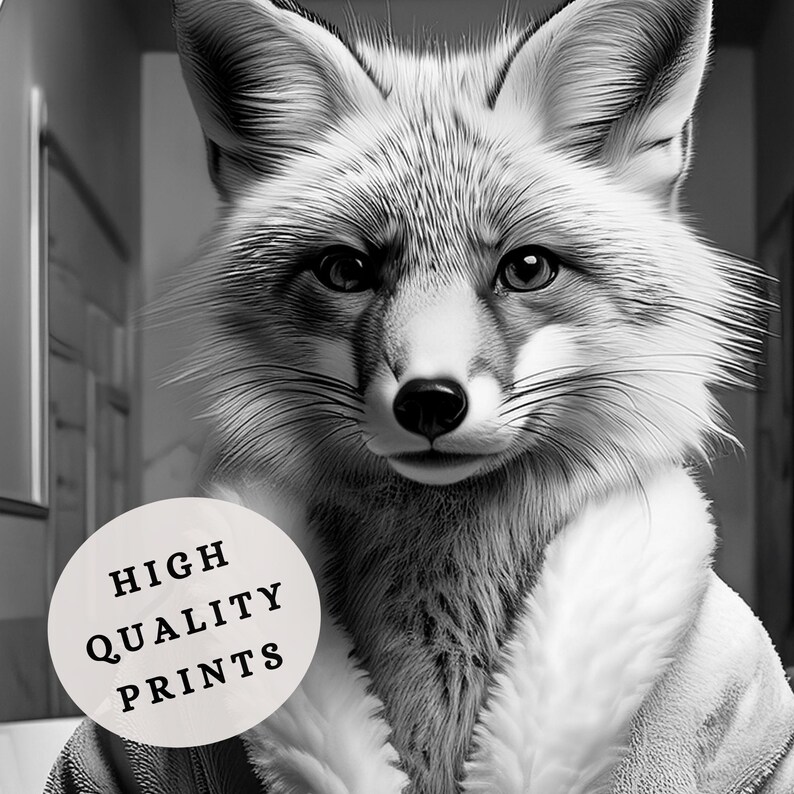 Puede incluir: Retrato en blanco y negro de un zorro con pelaje detallado y ojos expresivos. El zorro lleva un collar blanco y esponjoso. Un gr&aacute;fico circular con el texto "HIGH QUALITY PRINTS" est&aacute; en primer plano.