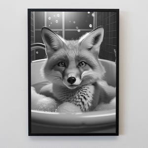 Puede incluir: Impresi&oacute;n en blanco y negro enmarcada de un zorro en una ba&ntilde;era. El zorro es el punto focal, con su pelaje detallado en tonos de gris y blanco. La ba&ntilde;era blanca est&aacute; llena de burbujas. El fondo presenta una pared alicatada.