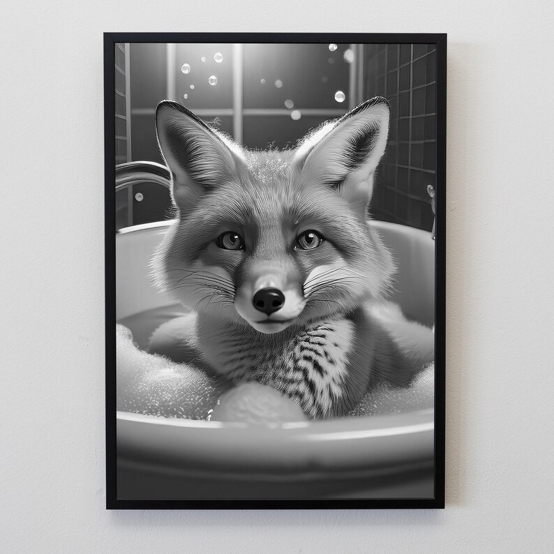 Puede incluir: Impresi&oacute;n en blanco y negro enmarcada de un zorro en una ba&ntilde;era. El zorro es el punto focal, con su pelaje detallado en tonos de gris y blanco. La ba&ntilde;era blanca est&aacute; llena de burbujas. El fondo presenta una pared alicatada.