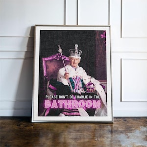 Print alsjeblieft niet Charlie in de badkamer, grappige badkamerkunst aan de muur, toiletdecor Britse humor, zwart-wit badkamerposter