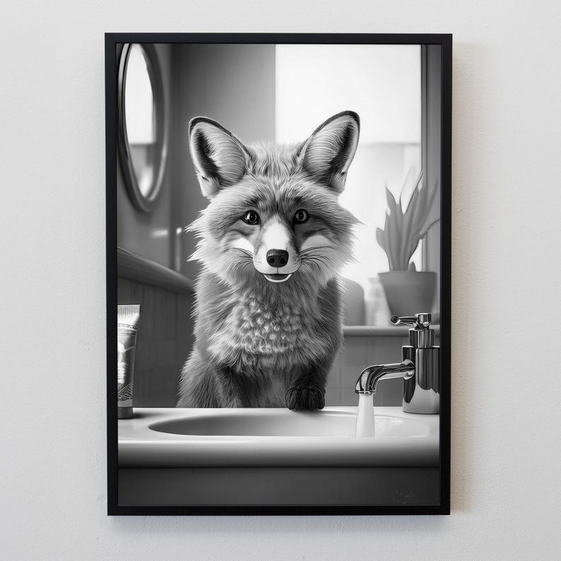 Puede incluir: Impresi&oacute;n en blanco y negro enmarcada de un zorro en un ba&ntilde;o. El zorro mira al espectador mientras est&aacute; sobre un lavabo con un grifo abierto. Un tubo de pasta de dientes y una planta son visibles en el fondo.
