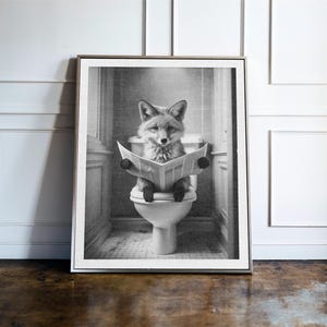 Puede incluir: Impresi&oacute;n en blanco y negro enmarcada de un zorro leyendo un peri&oacute;dico en un inodoro. El zorro es el punto focal, ambientado en un ba&ntilde;o. La impresi&oacute;n est&aacute; en un marco sencillo, adecuado para decoraci&oacute;n de ba&ntilde;o o de novedad.