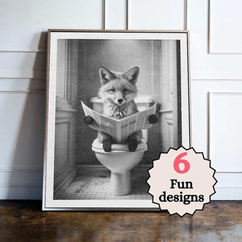 Puede incluir: Impresi&oacute;n enmarcada en blanco y negro que muestra un zorro leyendo un peri&oacute;dico en un inodoro. La imagen tiene una est&eacute;tica vintage. La impresi&oacute;n incluye una etiqueta decorativa con el texto "6 Fun designs".