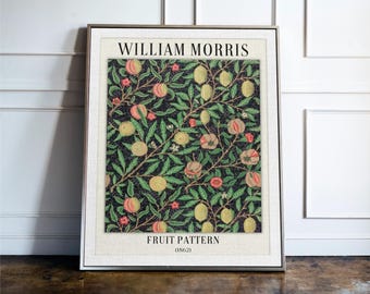 Puede incluir: Una lámina de arte mural enmarcada con el patrón Fruit de William Morris de 1862. El diseño muestra un fondo oscuro con motivos botánicos repetitivos de hojas verdes, pequeñas flores rojas y frutas amarillas y naranjas en una disposición densa.