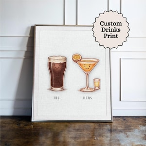 Op de afbeelding: Een ingelijste kunstprint met een donkerbruin stout bierglas met het label HIS en een geel cocktailglas met een schijfje passievrucht en een klein shotglas met het label HERS. De print bevat de tekst Custom Drinks Print.