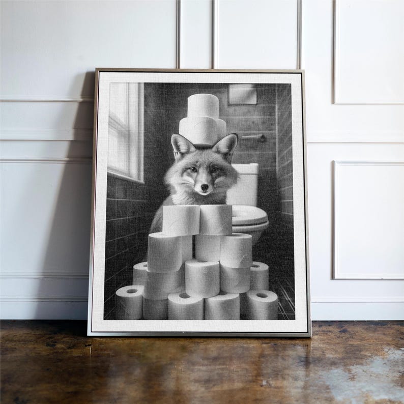 Puede incluir: Impresi&oacute;n art&iacute;stica enmarcada en blanco y negro que presenta un zorro en un entorno de ba&ntilde;o. El zorro est&aacute; rodeado de pilas de rollos de papel higi&eacute;nico, con m&aacute;s rollos apilados en su cabeza. El fondo incluye un inodoro y una ventana.