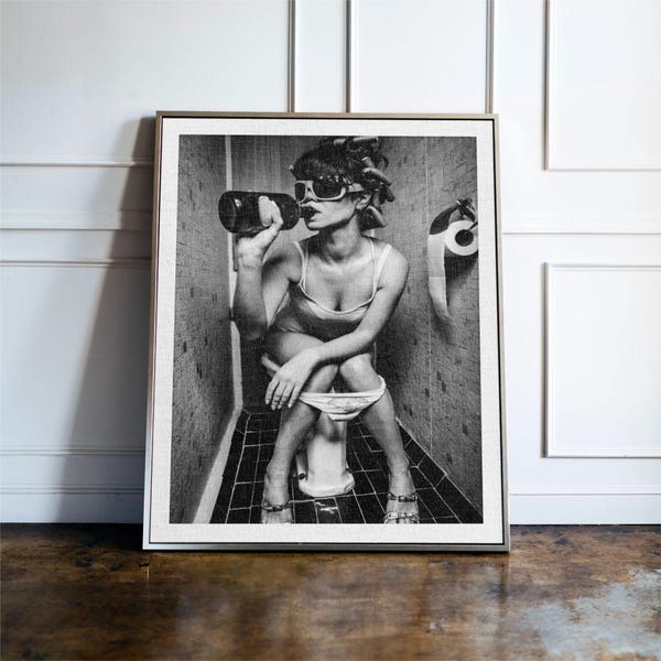 Grappige badkamer muurkunst meisje drinken op toilet print, zwart-wit badkamer decor, toilet humor poster, meisje drinken in de badkamer