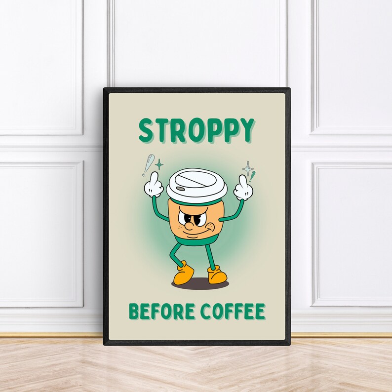 Może przedstawiać: Czarny plakat w ramie z kresk&oacute;wkową ilustracją kubka z kawą z kwaśną miną i tekstem "STROPPY BEFORE COFFEE".