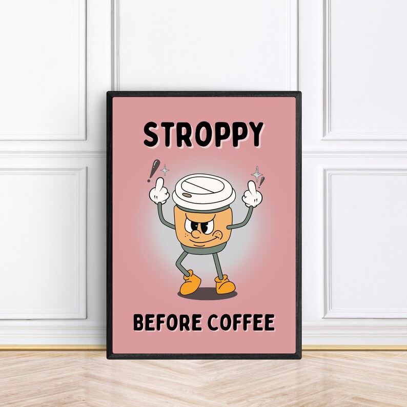Może przedstawiać: R&oacute;żowo-czarny plakat w ramie z kresk&oacute;wkową filiżanką kawy z kwaśną miną. Tekst na plakacie brzmi "STROPPY BEFORE COFFEE".