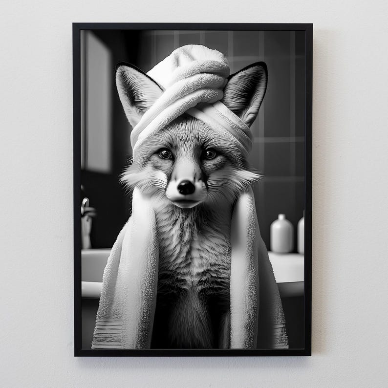 Puede incluir: Impresi&oacute;n en blanco y negro enmarcada de un zorro envuelto en una toalla blanca, con una toalla alrededor de la cabeza. El zorro est&aacute; en un entorno de ba&ntilde;o, con un lavabo y botellas en el fondo.