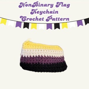Può includere: Un portachiavi all'uncinetto nei colori della bandiera non binaria: giallo, bianco, viola e nero. Il portachiavi ha una forma rettangolare. Il testo sopra il portachiavi recita "Non Binary Flag Keychain Crochet Pattern". Sopra il portachiavi c'è uno striscione con bandiere gialle, bianche, viola e nere.