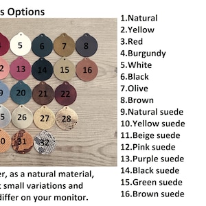 K&ouml;nnte beinhalten: Eine Tabelle mit 32 verschiedenen Lederriemenoptionen f&uuml;r eine Tasche oder ein anderes Accessoire. Die Optionen umfassen verschiedene Farben, Texturen und Muster, wie z. B. Natur, Gelb, Rot, Burgunder, Wei&szlig;, Schwarz, Oliv, Braun, Naturleder, Gelbleder, Beigelesder, Rosa Leder, Lila Leder, Schwarzes Leder, Gr&uuml;nes Leder, Braunes Leder, Tampa Leder, Himmelblaues Leder, Hellblaues Leder, Dunkelblaues Leder, Wachsbraun 1, Wachsbraun 2, Gold, Ros&eacute;gold, Silber, Goldmuster, Goldgeometrisch, Rosa Gold Croco, Gr&uuml;nes Croco Leder, Strohmuster, Braune Schlange und Schwarz-Wei&szlig; Schlange.