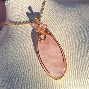 Rosenquarz-Anhänger, Frühlingskette, Feenschmuck, rosa Schmetterlingskette für Frauen, Stein der Liebe und Süße