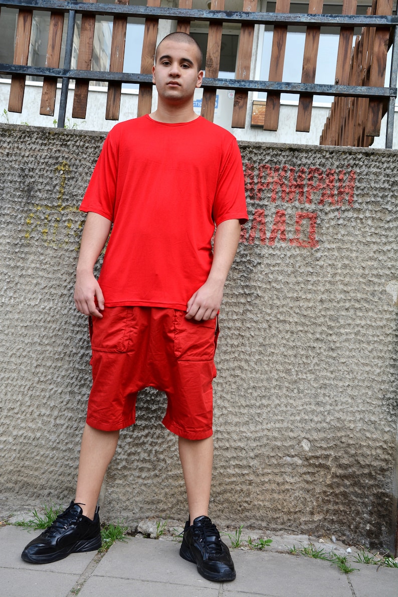 what color shirt goes with red shorts