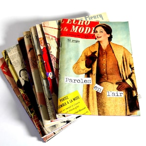 Puede incluir: Una pila de revistas vintage con una mujer en la portada de la revista superior. La revista se titula "Echo de la Mode" y tiene el texto "Paroles en l'air" en la portada. La revista está en francés.