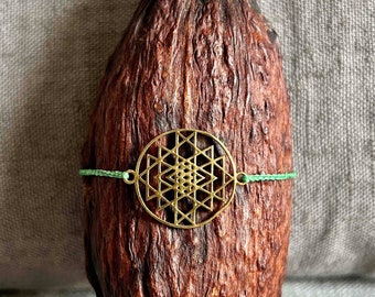 Pulsera Sri Yantra, en bronce y macramé verde