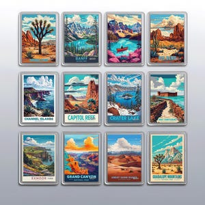 Può includere: Una collezione di dodici magneti rettangolari con illustrazioni in stile vintage di parchi nazionali. Ogni magnete mostra un paesaggio diverso, tra cui montagne, laghi e scene desertiche. I magneti hanno un bordo argentato e includono nomi di parchi come "Grand Canyon" e "Crater Lake".