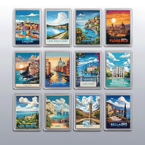 Op de afbeelding: Een verzameling van twaalf rechthoekige magneten met zilveren randen, elk met een kleurrijke illustratie van Italiaanse landschappen. De magneten tonen scènes uit steden als Venetië en Capri, met namen als "Lake Bracciano" en "Bellagio". De kunstwerken tonen gebouwen en water.