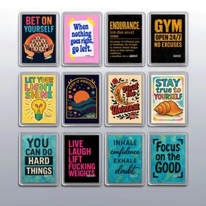 Può includere: Una collezione di magneti rettangolari con citazioni e grafiche motivazionali. I magneti presentano frasi come "Bet on Yourself", "Gym Open 24/7" e "Focus on the Good". I design incorporano vari colori e stili, tra cui illustrazioni e tipografia.