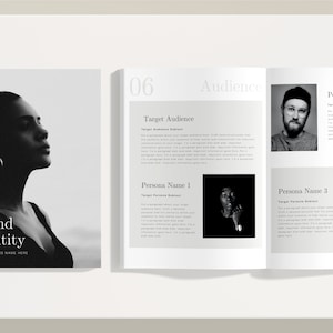 Puede incluir: Una imagen en blanco y negro de un libro titulado "Identidad de marca" con el texto "Su nombre de empresa aquí" debajo. El libro está abierto en una página con el encabezado "Audiencia" y una sección titulada "Público objetivo". La página también presenta tres fotos en blanco y negro de personas.