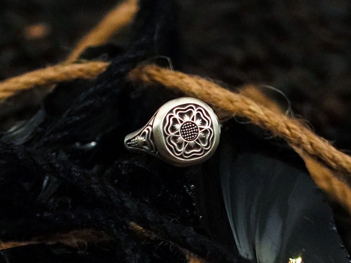 Six Leaves Flower Silver Signet Ring, 925 Sterling Silver Six Leaves Flower Silver Signet Ring, 925 Sterling Silver