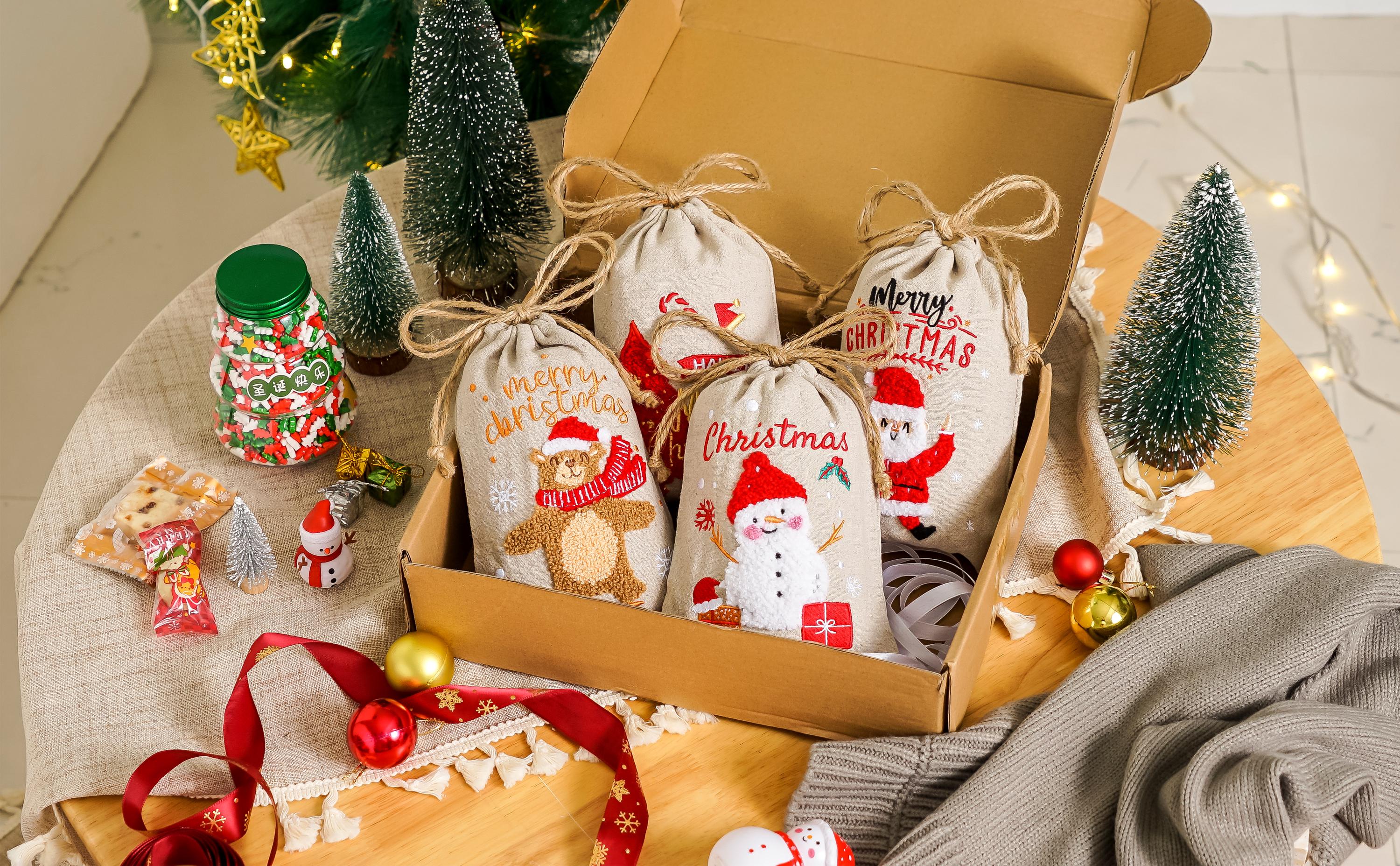 Merry Christmas Gift Linen Bag, Kids Present Gift Santa Bag with Drawstring, Christmas Party Gift Bags for Xmas Gift Bag Set of 4