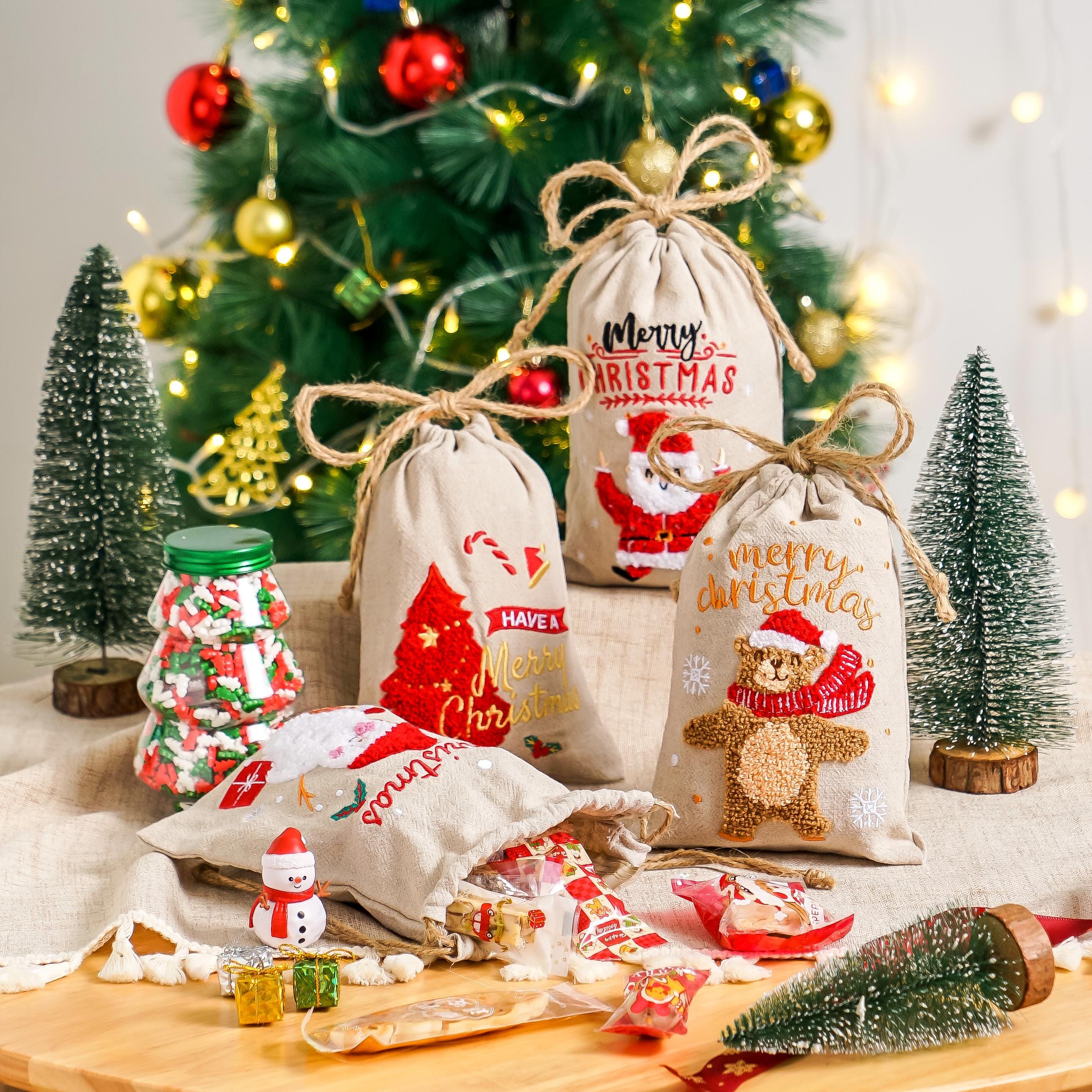Merry Christmas Gift Linen Bag, Kids Present Gift Santa Bag with Drawstring, Christmas Party Gift Bags for Xmas Gift Bag Set of 4