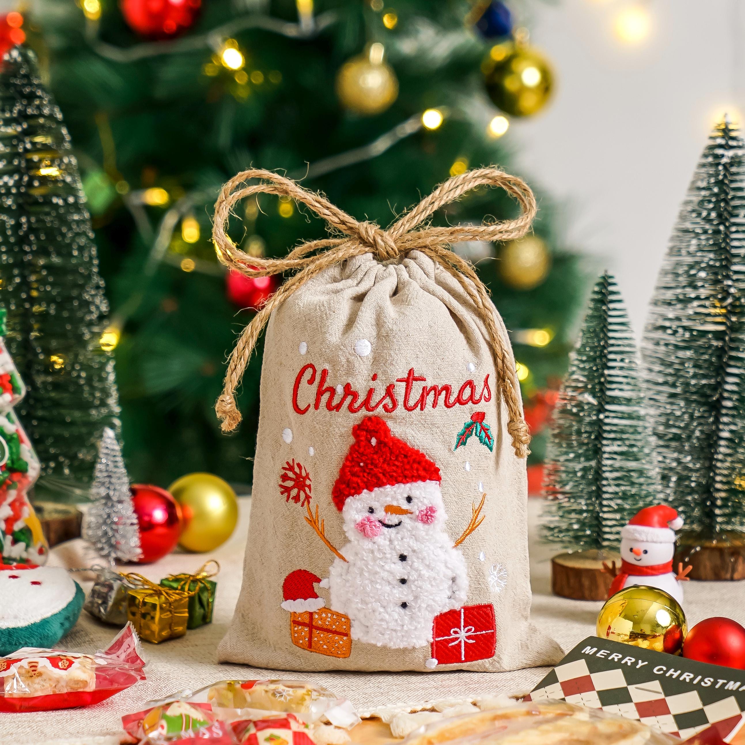 Merry Christmas Gift Linen Bag, Kids Present Gift Santa Bag with Drawstring, Christmas Party Gift Bags for Xmas Gift Bag Set of 4