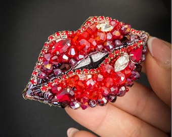 Joyería de labios rojos Broches hechos a mano para mujeres Alfiler de boca con cuentas Broche de vestido Regalo del Día de las Madres para mamá Hecho en Ucrania