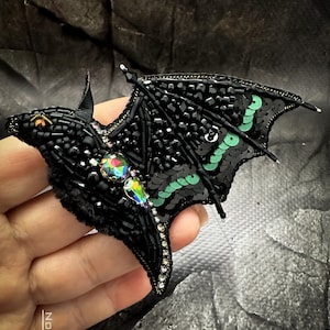 Broche gótico de vampiro con diseño de murciélago, bonito accesorio de Halloween, regalo.