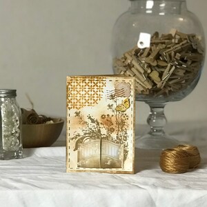 O segredo da floresta encantada - Bilhete dourado com portão emoldurado de flores, que abre para a lembrancinha - Feito à mão