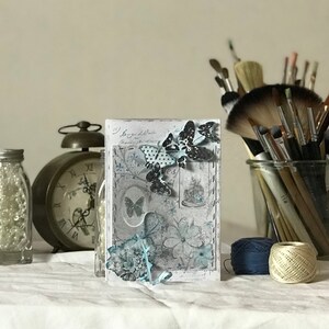 Volo di farfalle - Biglietto con farfalle e fiori per un messaggio delicato, in azzurro e grigio perla, illuminato di strass - Handmade