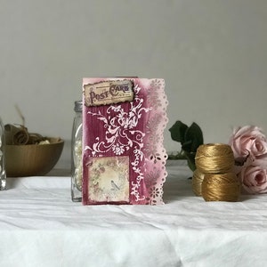 Un mensaje rojo fuego romántico - Entrada con corona de flores y pájaros y etiqueta de postal - Hecho a mano