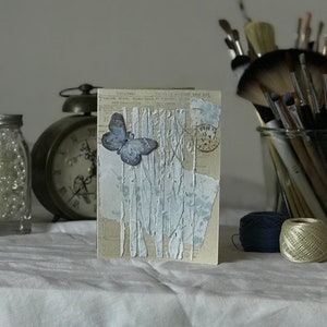 La farfalla nel bosco - Biglietto azzurro chiaro con farfalla dipinta a mano, per un messaggio romantico e delicato - Handmade