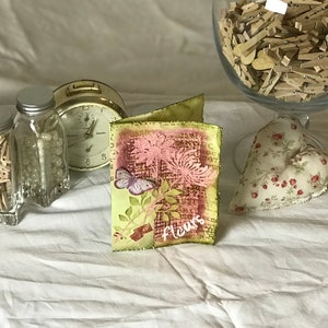 Ditelo con i fiori - Biglietto verde e rosso con fiori  e farfalla, per un messaggio adatto a tutte le circostanze - Handmade