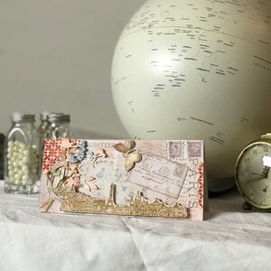 Paris Skyline - Biglietto orizzontale con vista Parigi, fiori, lettera, farfalla e pizzo - Un omaggio alla città del romanticismo - Handmade