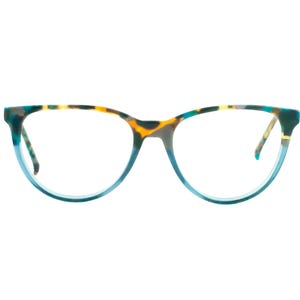 Puede incluir: Gafas de estilo ojo de gato con un patrón azul y carey. Las monturas tienen un contorno azul claro y una mezcla de colores, incluyendo turquesa, amarillo y marrón. Las gafas están sobre un fondo blanco.