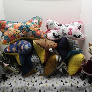 Coussin de relaxation ou lecture 100% fait main en France . Envoi rapide, prêt à être expédié.