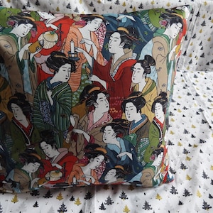 Housse de coussin motif geishas, fleurs, colibri en velours ameublement. Confection Française.