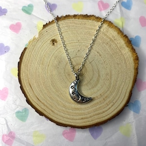 Silber Mond w / Gravierte Sterne Halskette