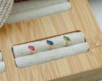 Piercing barre orné d’une pierre colorée