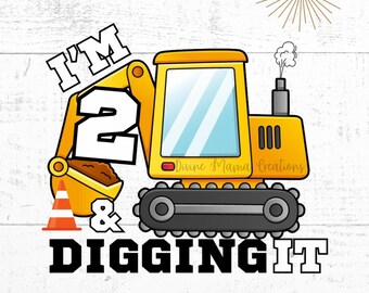Puede incluir: Una excavadora amarilla con el número 2 en blanco y el texto "I'M 2 & DIGGING IT" sobre un fondo blanco. Descarga digital PNG y SVG.