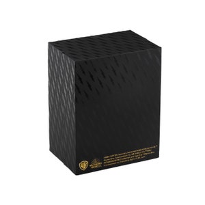 Puede incluir: Caja negra con un patr&oacute;n de rayo. La caja tiene un logotipo dorado de Warner Bros. y el texto "Wizarding World" y "HARRY POTTER characters, names and related indicia are trademarks of Warner Bros. Entertainment Inc. WB SHIELD & WB WIZARDING WORLD trademark and logo & &copy; Warner Bros. Entertainment Inc. Publishing Rights &copy; JKR. (s20)."